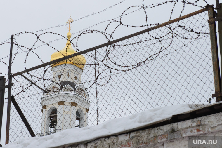 Оттепель в Екатеринбурге, колючая проволока, церковь, христианство, колючка, рпц, религия, храм большой златоуст, забор