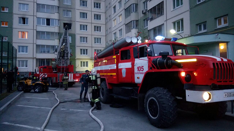 После того как мужчину вывели из квартиры, пожарным удалось приступить к тушению возгорания