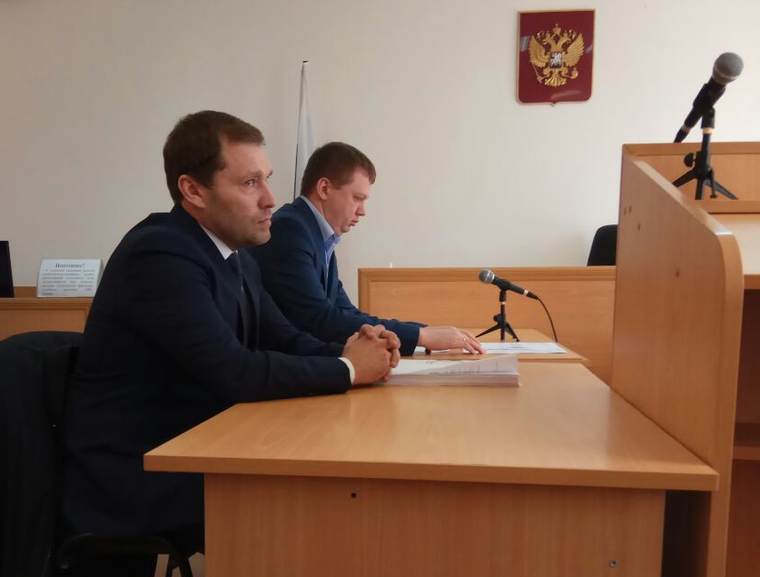 Олегу Новоселову (слева) продлили срок домашнего ареста до 10 июля