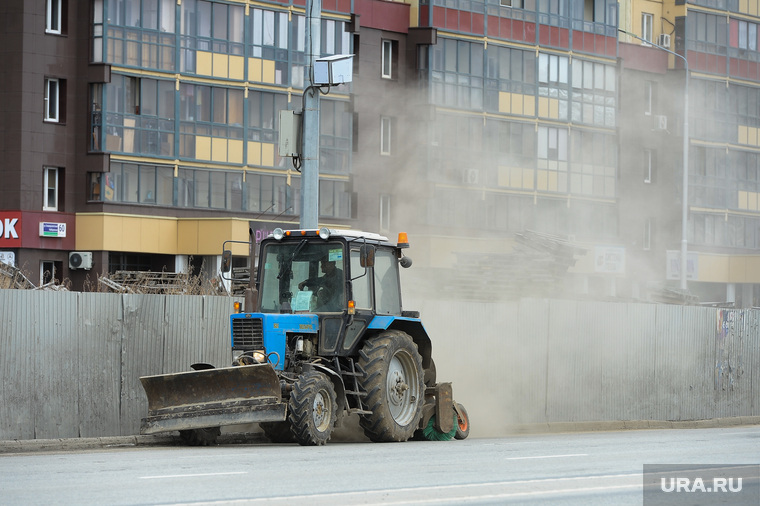 Глава города Евгений Тефтелев проверяет ход весенней уборки города. Челябинск, трактор, пыль на дороге, улица набережная