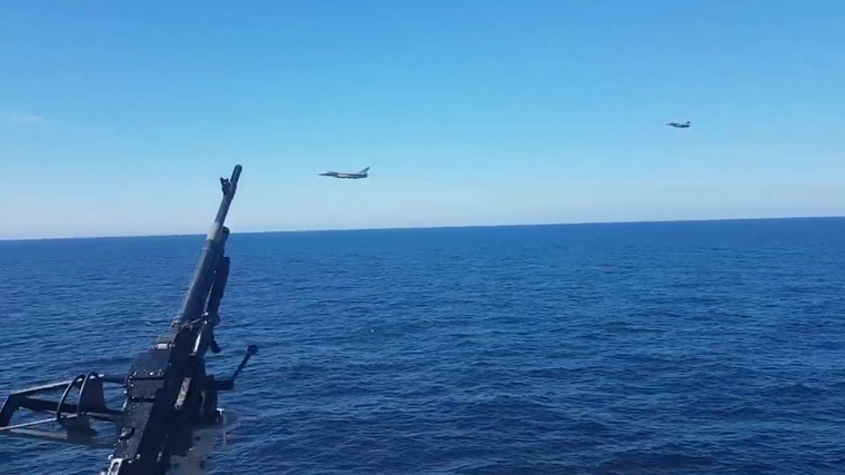 ВМС Нидерландов отметило в своем Twitter, что два российских самолета трижды пролетали над кораблем