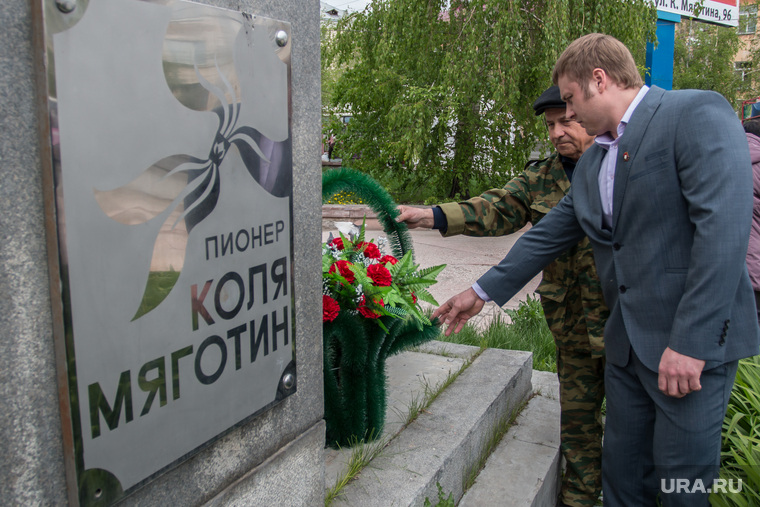 К памятнику возложили цветы
