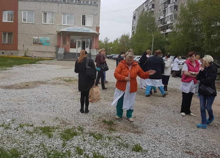 Сотрудницам больницы пришлось выйти на улицу прямо в халатах