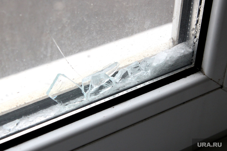 Разбитое окно в обкоме КПРФ
Курган, осколки стекла