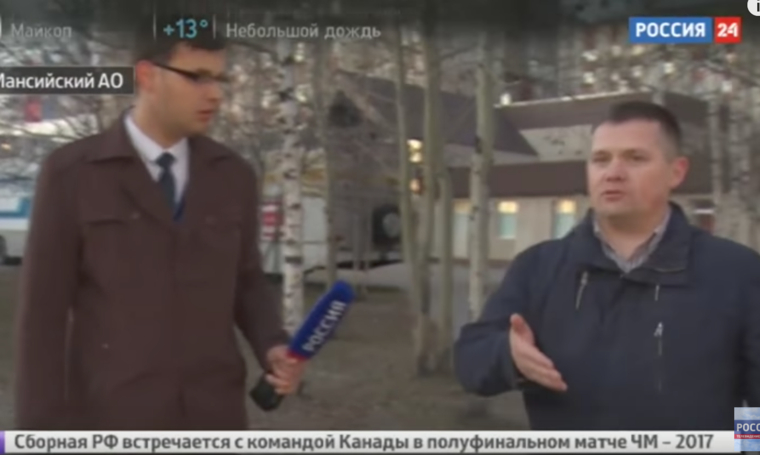 Сергей Иванов (справа) дает интервью журналистам "России 24"