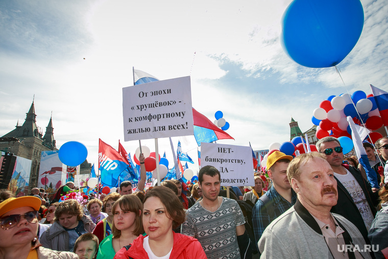 Первомайская демонстрация профсоюзов на Красной площади. Москва, плакаты, профсоюзы, хрущевки, первомай, демонстранты, лозунги, транспаранты, лакаты