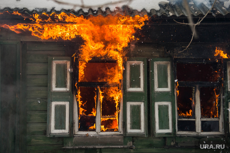 Пожар в Первоуральске, деревянный дом, пожар, огонь