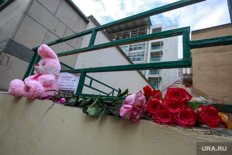 У посольства Великобритании после терракта в Манчестере. Москва, посольство великобритании