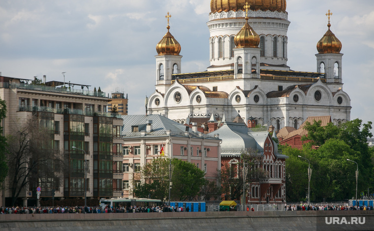 Вокруг очереди к Храму Христа Спасителя. Москва, храм христа спасителя, хсс, пречистенская набережная, москва-река