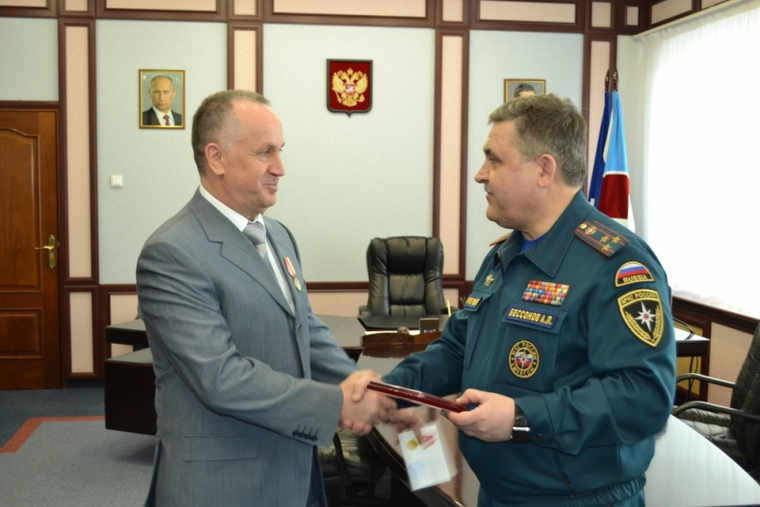 Леонид Дяченко получил медаль за спасение Надымского региона от пожаров