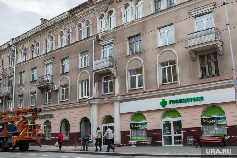 У здания по адресу Ленина 21 отвалилась лепнина.Курган, улица ленина21, аварийный фасад, отвалившаяся лепнина