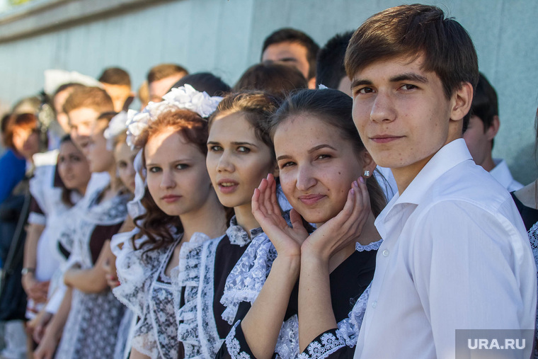 Вальс выпускников на городской набережной. Тюмень