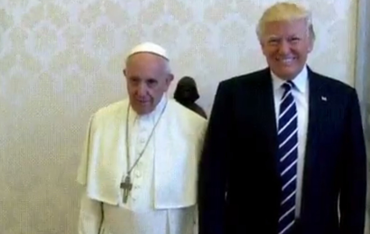 Трамп погладил Папу Римского по ладони