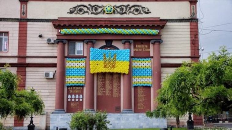 Из шариков выложены флаги Украины и Евросоюза