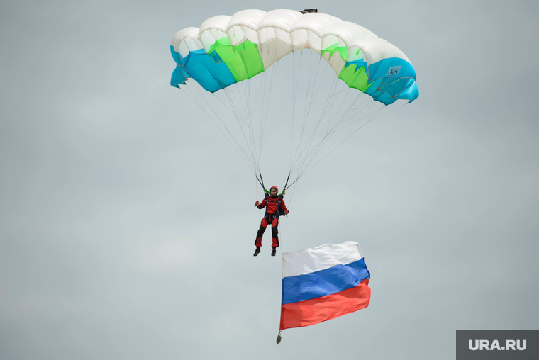 День России в Екатеринбурге, парашютист, флаг россии
