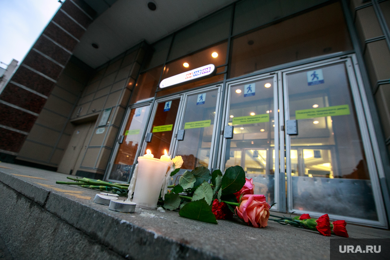 Теракт в Санкт-Петербурге (перезалил). Санкт-Петербург, свечи, метро, сенная площадь, теракт, цветы