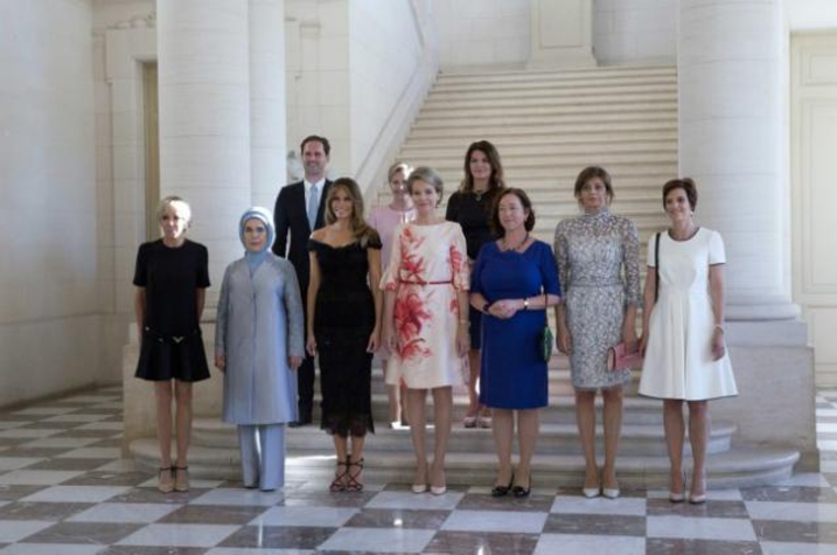 На официальное мероприятие первая леди Франции (крайняя слева) пришла в детском платье с короткой юбкой