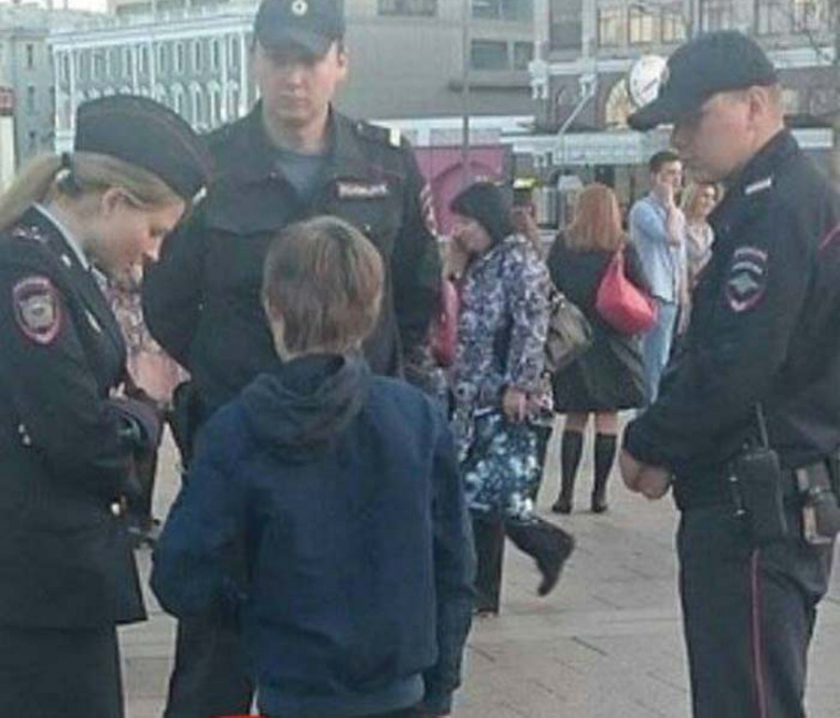 Мальчика полиция забрала в участок, посчитав попрошайкой