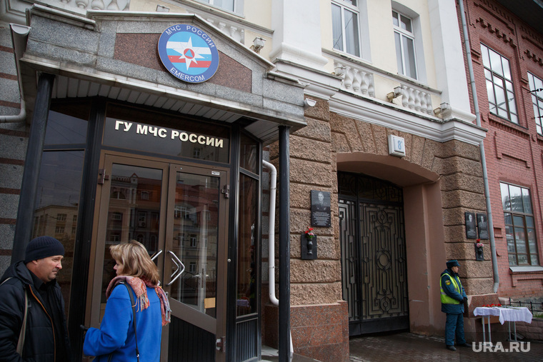 Цветы у входа в МЧС. Екатеринбург, здание, вход, гу мчс россии