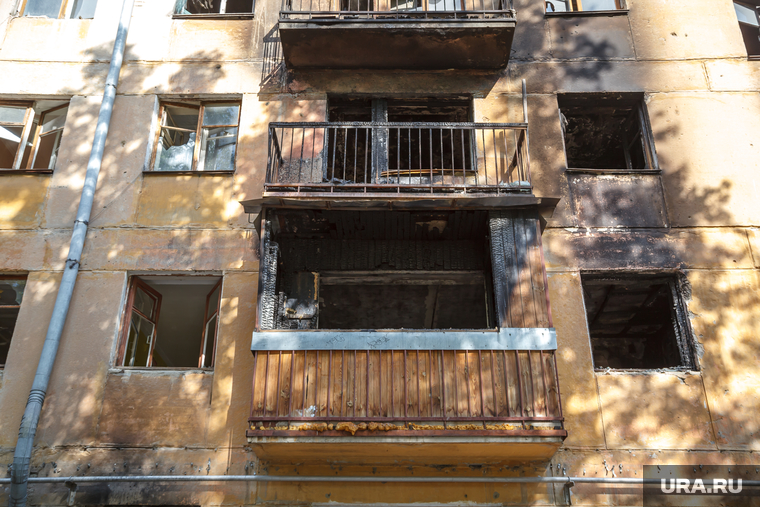 Заброшенная пятиэтажка по адресу: ул. 40 лет Октября, 6. Екатеринбург, заброшенный дом, балконы, разруха, выбитые стекла