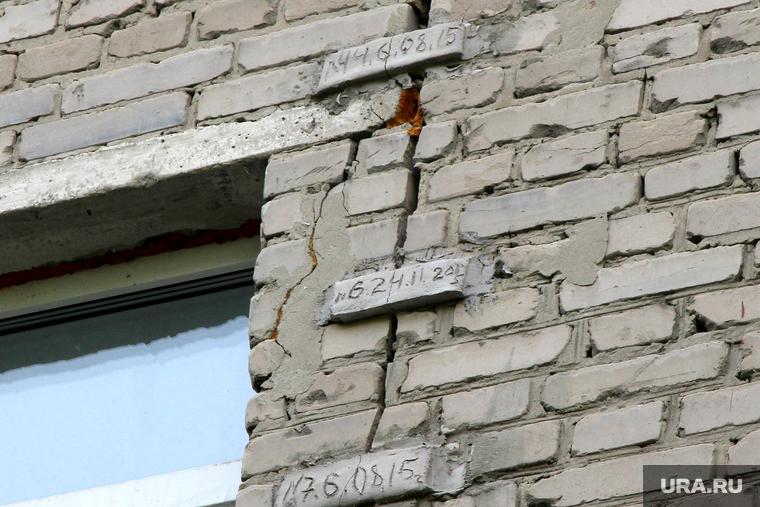 Красина 66 Нехонова Елена
Курган, трещина в стене, маячек строительный