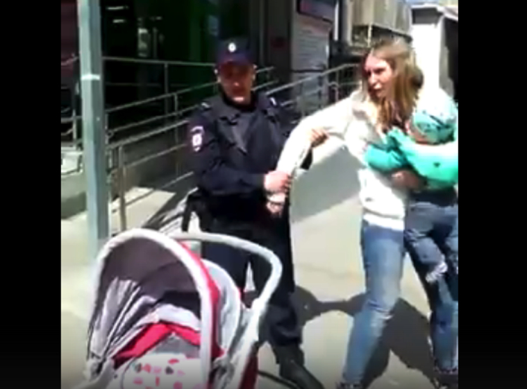 За несанкционированную уличную торговлю полиция задержала мать с грудным ребенком.