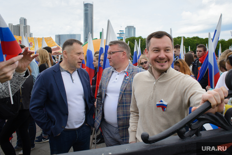 Дмитрий Нисковских (в бежевом, с триколором на груди) — единственный из министров, кто прошел с колонной.