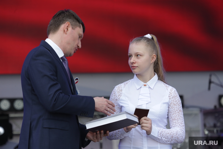 Дети получили от Максима Решетникова свой главный документ