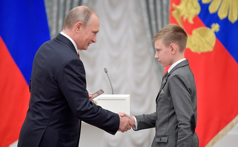Десять школьников получили паспорта из рук российского лидера