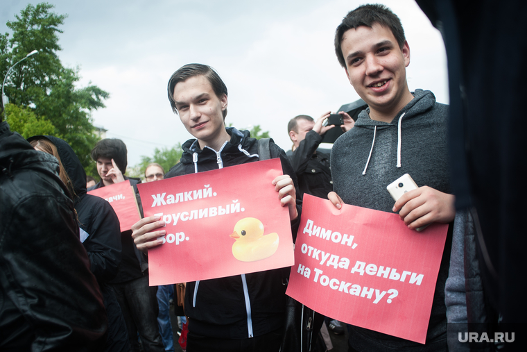 Митинг сторонников Алексея Навального в День России. Екатеринбург, плакаты, лозунги, митинг, молодежь