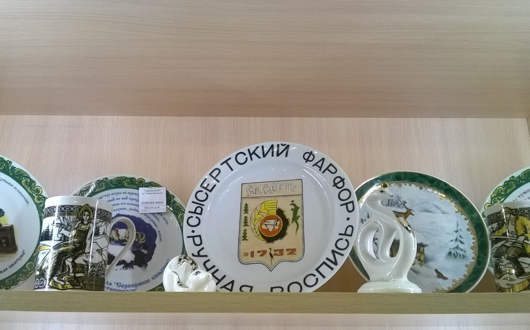 "Фарфор Сысерти" выпускает и продукцию с ручной росписью