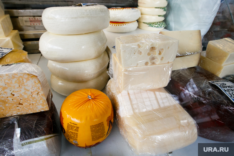 Проверка санкционных продуктов на Шарташском рынке. Екатеринбург, сыр