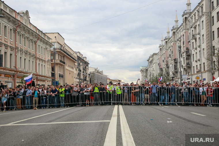 Несанкционированный митинг на Тверской улице. Москва, тверская, правопорядок, горожане, день россии, полицейское оцепление