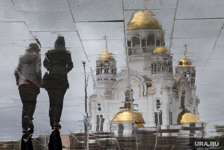 Весна в Екатеринбурге, храм на крови, церковь, отражение, паства, религия, вера, православие