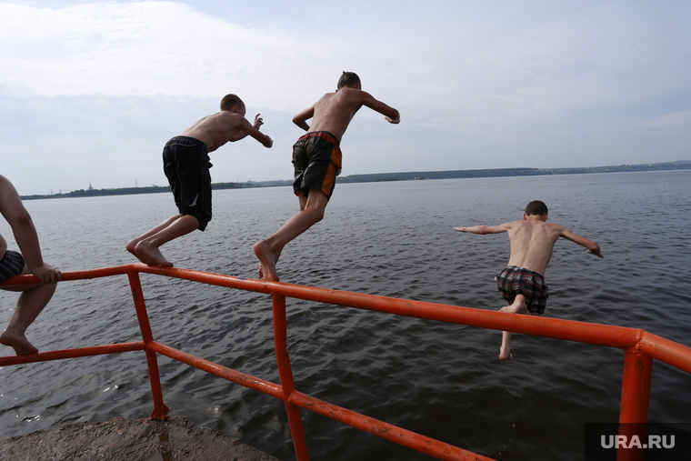 Дети. Пермь, пляж, водоем, городской пруд, купание, дети, отдых, прыжок в воду