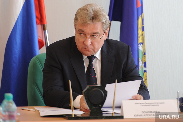 Замгенпрокурора по УрФО Юрий Пономарев уверен, что проблемами обманутых дольщиков власти Свердловской области занимаются не так хорошо, как могли бы