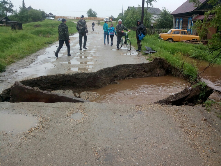 Потоками воды размыло дорогу в Махнево