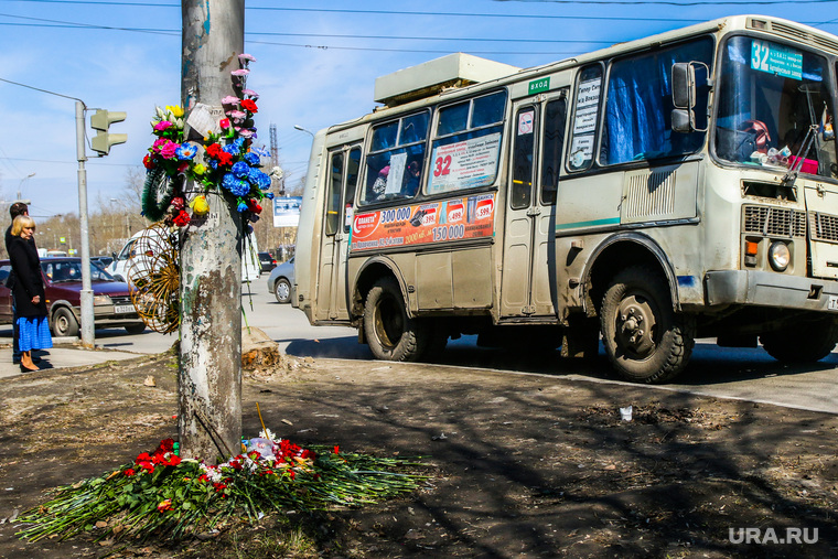 Место гибели семилетнего ребенка под колесами автобуса в Кургане, место гибели, пазик, цветы у дороги