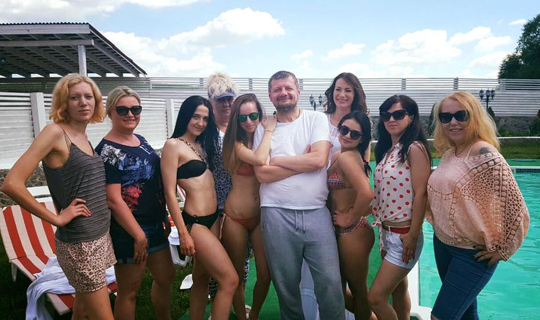 Депутат в окружении помощниц и родных
