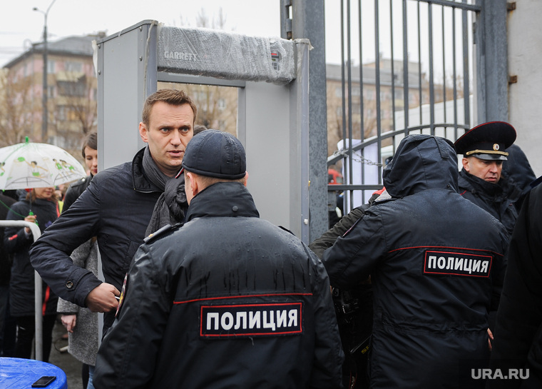 Алексей Навальный встретился с волонтерами своего штаба, выступил на митинге против Томинского ГОК и провел пресс-конференцию для журналистов. Челябинск, навальный алексей, рамки металлоискателя