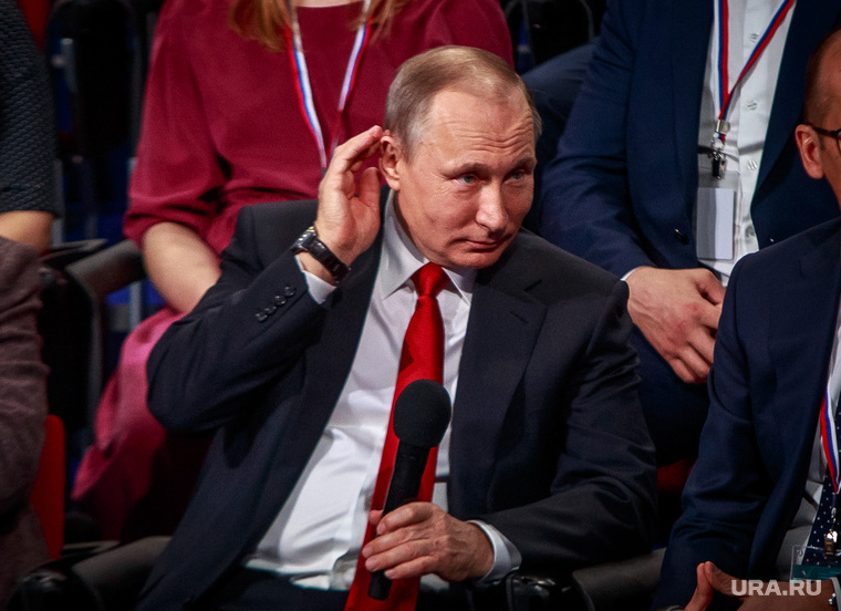 Выступление президента РФ Владимира Путина на медиафоруме ОНФ. Санкт-Петербург, путин владимир, жест рукой