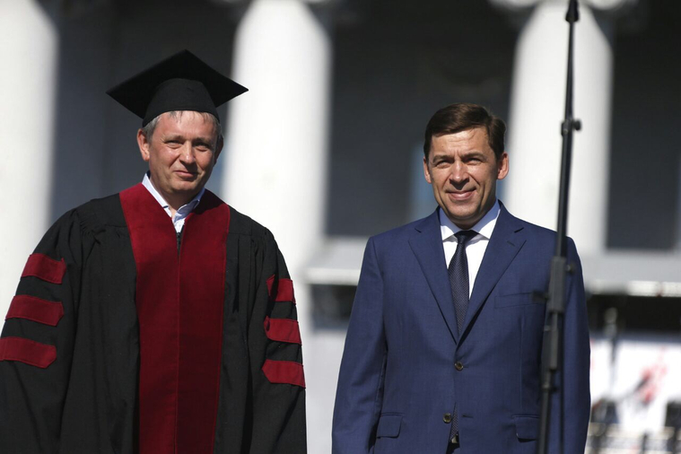 Евгений Куйвашев (справа) лично дал напутствия выпускникам УрФУ (слева ректор университета Виктор Кокшаров)