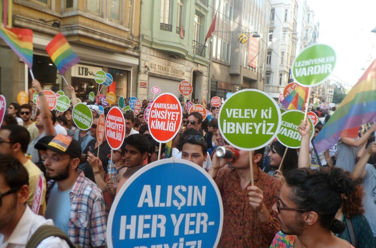 До 2015 года шествия ЛГБТ-сообщества в Стамбуле проводились ежегодно и не встречали противодействия