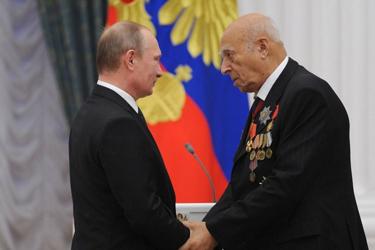 В 2013 году Владимир Этуш был удостоен ордена Александра Невского