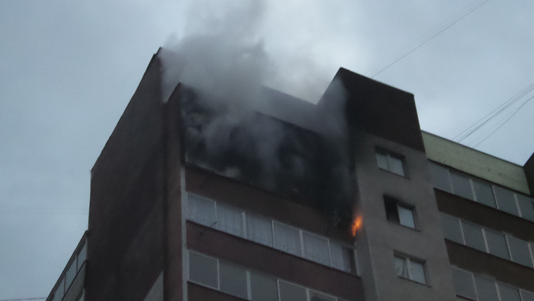 Огонь на 15-м этаже здания было видно с улицы