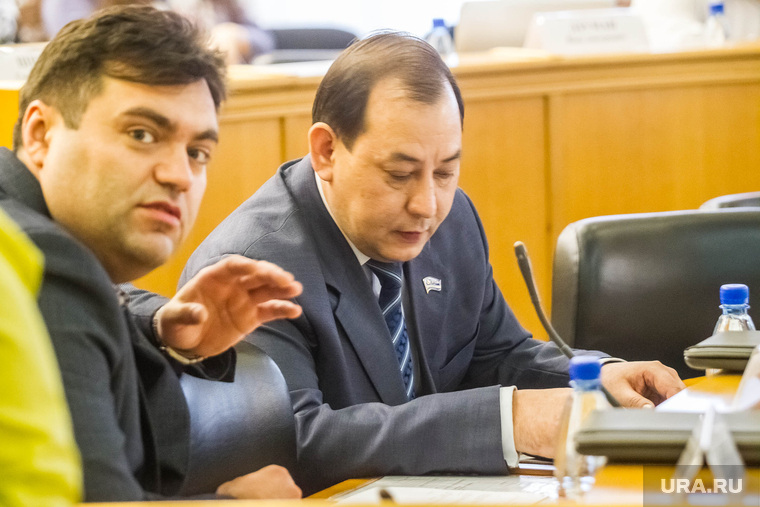 Александр Чепик (слева) и Мурат Тулебаев вольно или невольно спровоцировали бурные дискуссии в думе