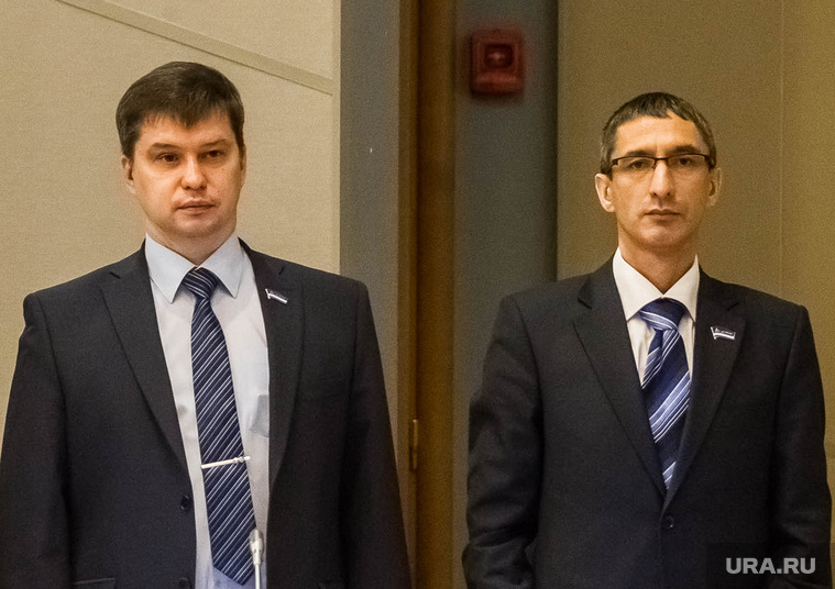 Динар Абукин (справа) и Юрий Безбородов единым фронтом выступили против коллеги по фракции Александра Чепика