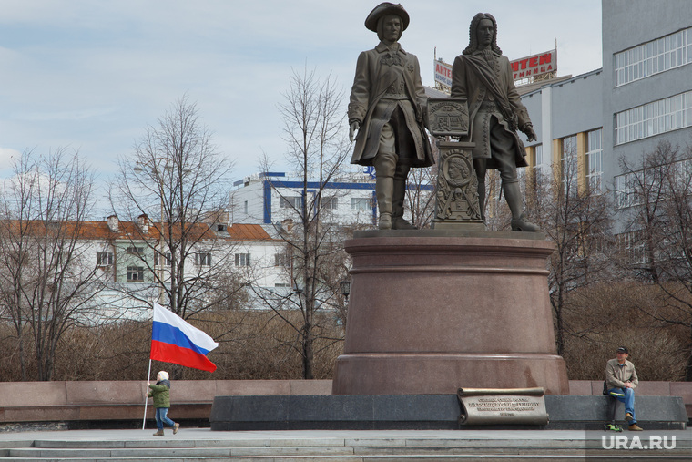 Митинг-акция #Надоел от «Открытой России». Екатеринбург, ребенок, площадь труда, триколор, флаг россии, татищев и де геннин