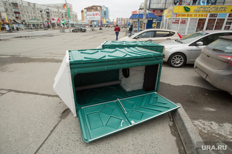 Первомайская демонстрация на проспекте Ленина. Сургут, туалет, биотуалеты, 1 мая, кабинка