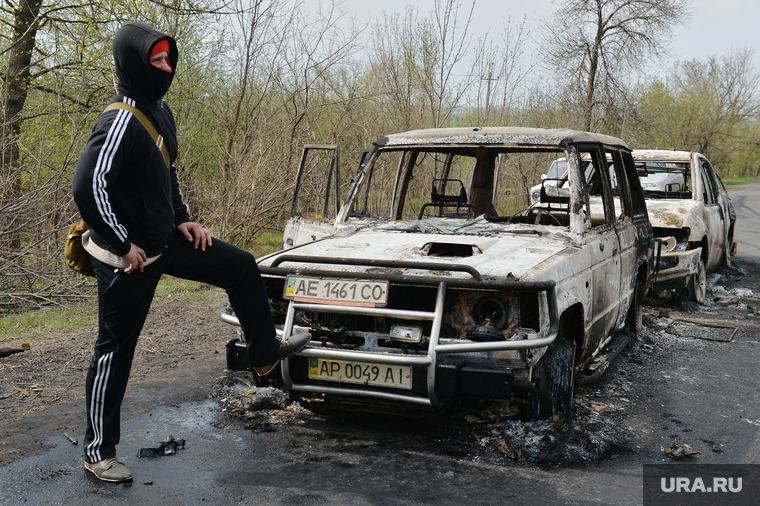 Украина. Славянск, автомобили, боец, ополчение, сгоревшие машины